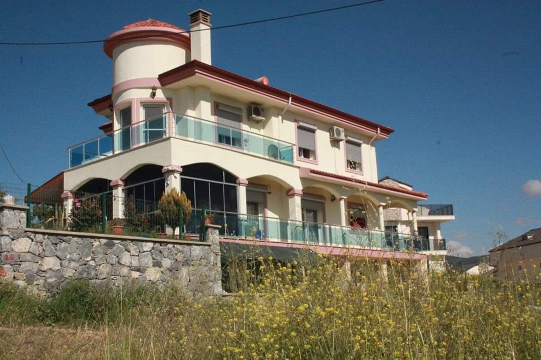 3+1 Özel Havuzlu İnternet Var.